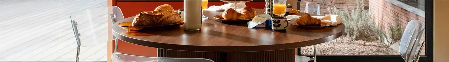 table à manger effet bois compacte ave chaises